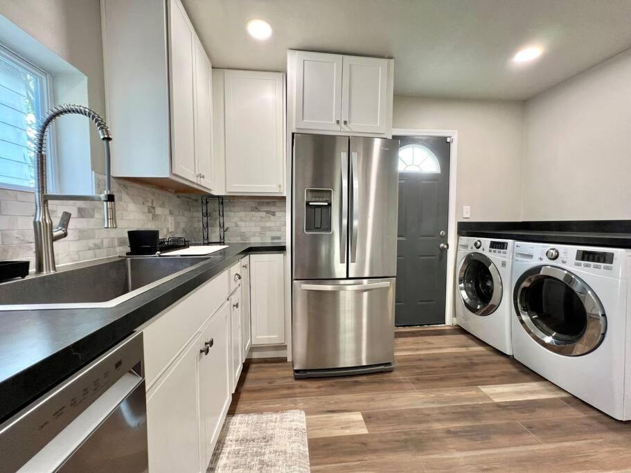 Modern Style Home Near Dt Indy & Major Attractions Индианаполис Екстериор снимка