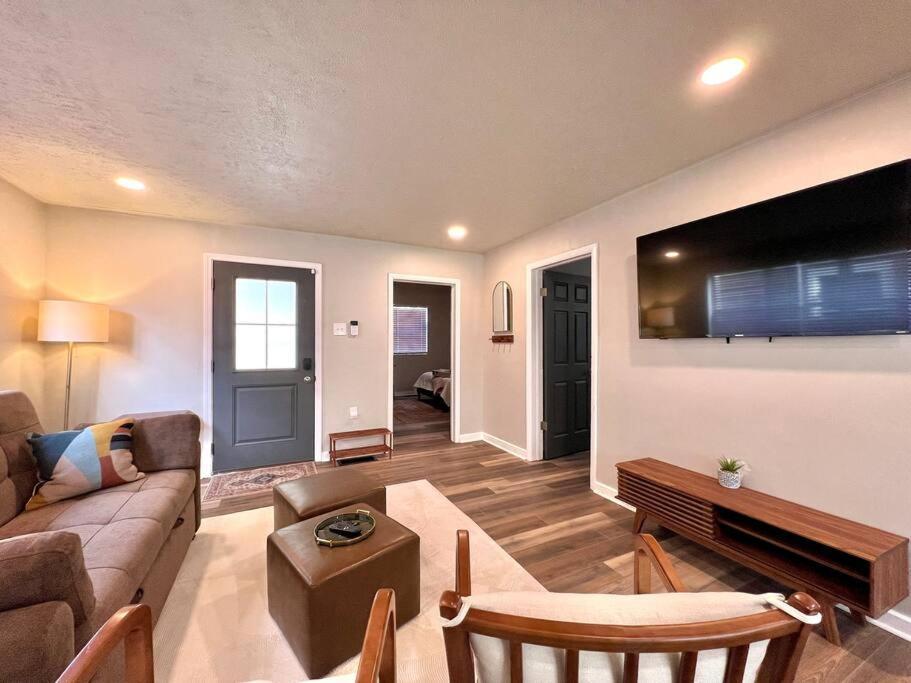 Modern Style Home Near Dt Indy & Major Attractions Индианаполис Екстериор снимка